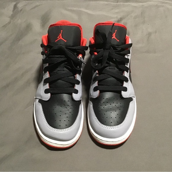 Nike Air Jordan size 6, almost new. Barely worn - Picture 4 of 6